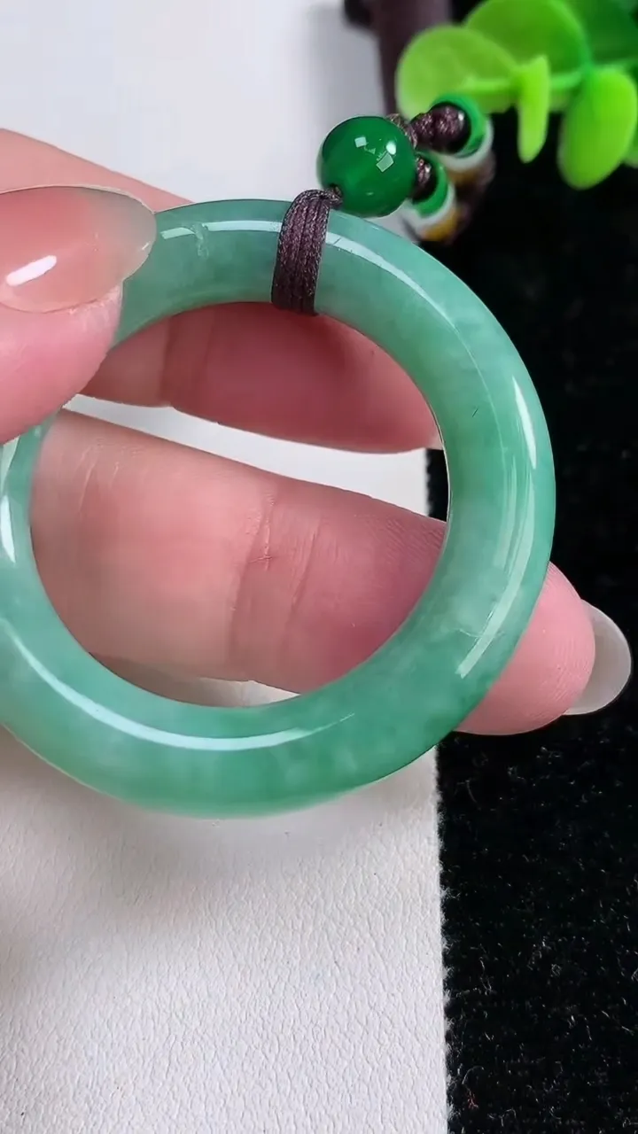 天然A货翡翠平安环吊坠，尺寸48.5-7.2，重:19.36g
12月14日