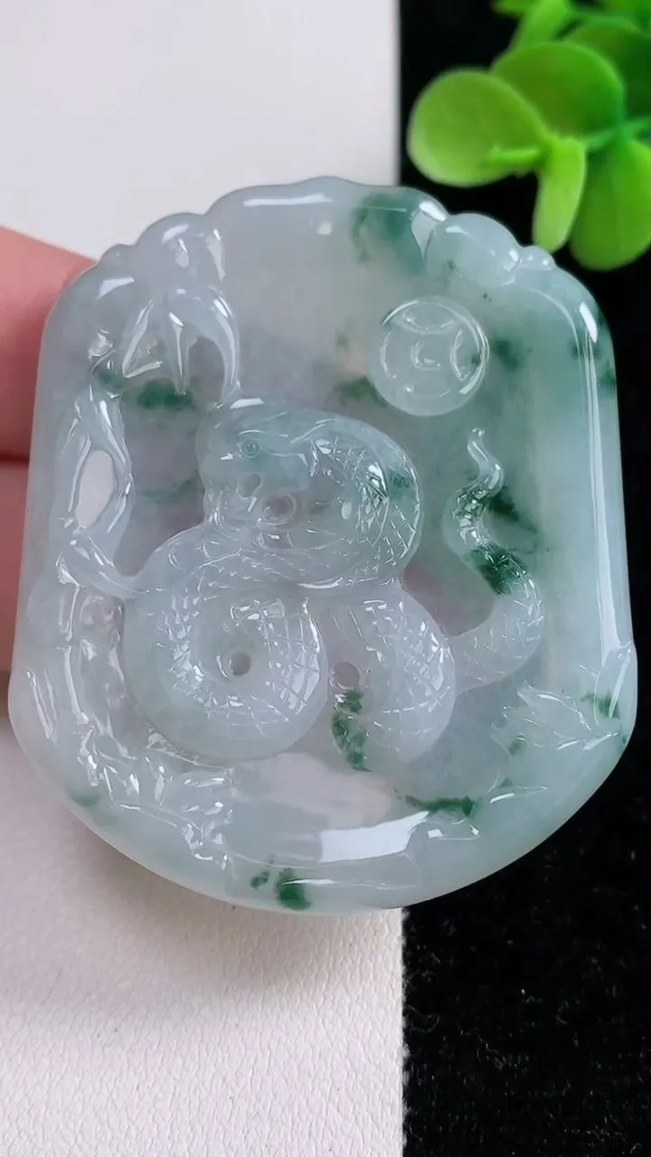 天然A货翡翠冰种飘花生肖蛇吊坠，尺寸54-45-4.2，重量:25.00g
12月14日