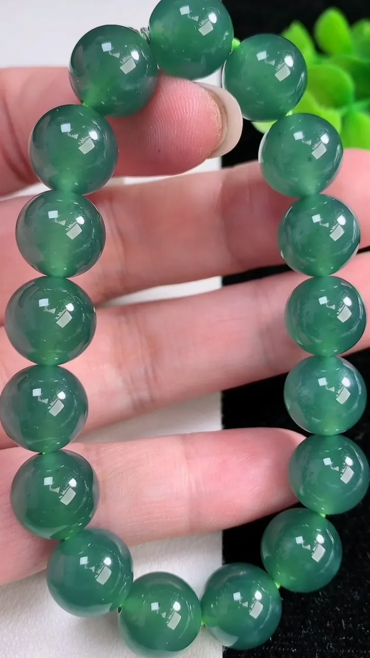 天然A货翡翠圆珠手串，尺寸11.3-17颗，重量:48.52g12月14日
工厂直销收藏佳品,种好水足，色泽均匀，有种有色，上手高大气！