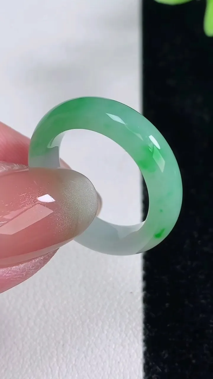 天然A货翡翠指环戒指，尺寸17.8-5.6-3.5，重量:4.13g2025年12月14日
工厂直销收藏佳品,种好水足，色泽均匀，有种有色，上手高大气！