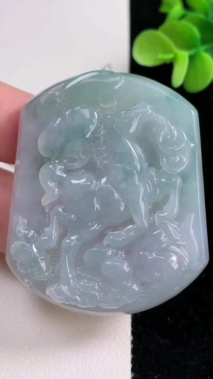 天然A货翡翠飘花生肖马吊坠，尺寸53.7-44.5-5.4，重量:30.10g
12月14日