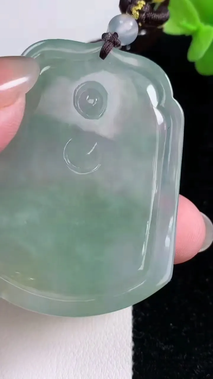 天然A货翡翠虚空藏菩萨吊坠，尺寸52-41-4.8，重量:29.48g
12月14日