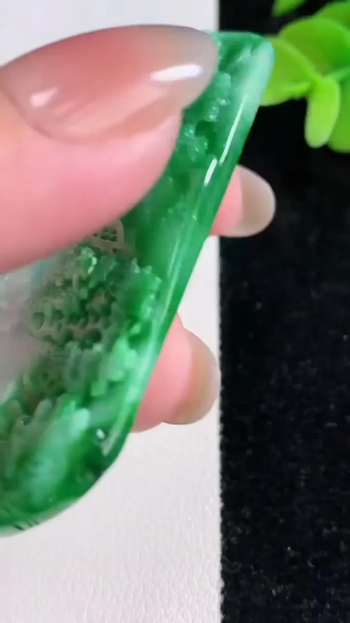 天然A货翡翠山水牌吊坠，尺寸63.2-41-6，重量:33.93g
12月14日