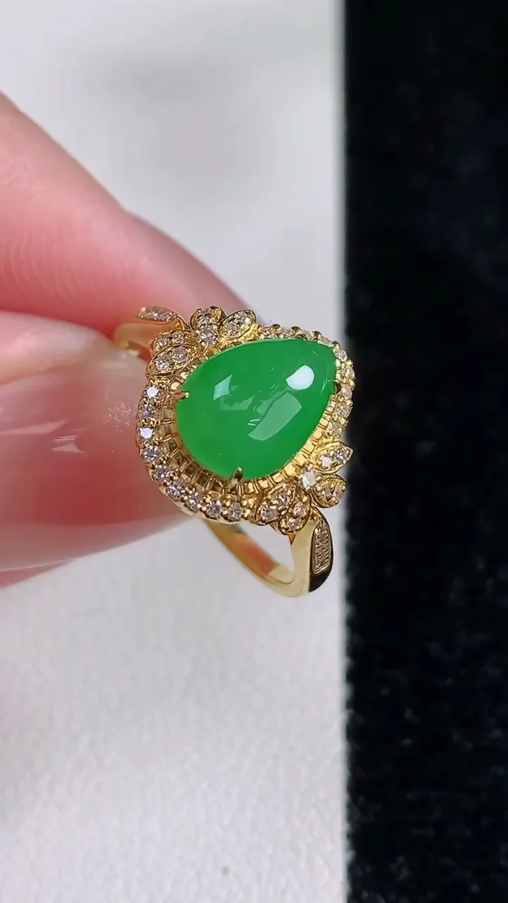 天然A货翡翠水滴戒指，尺寸17.7-9-6.5-6.7，重量:2.36g2025年12月14日
工厂