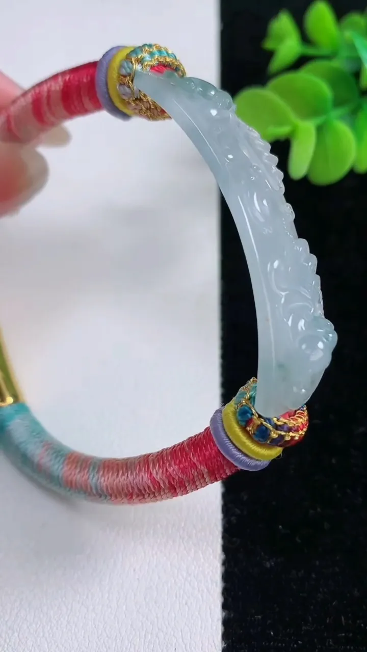 天然A货翡翠冰种飘花蝙蝠手绳，尺寸43.5-15.8-4.4，重量:19.68g
12月14日