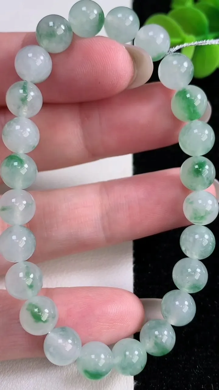 天然A货翡翠圆珠手串，尺寸7.5-24颗，重量:21.45g12月14日
工厂直销收藏佳品,种好水足，色泽均匀，有种有色，上手高大气！