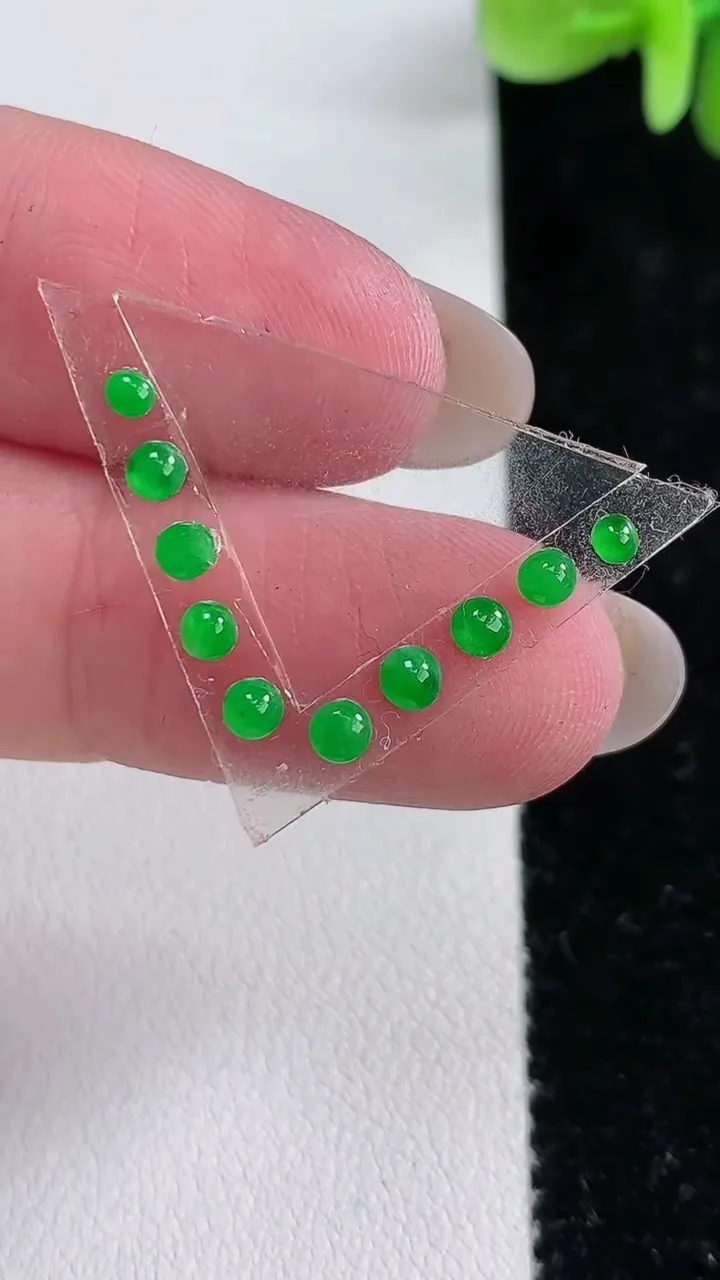 天然A货翡翠蛋面镶嵌件一手，尺寸3，重:0.47g
12月14日