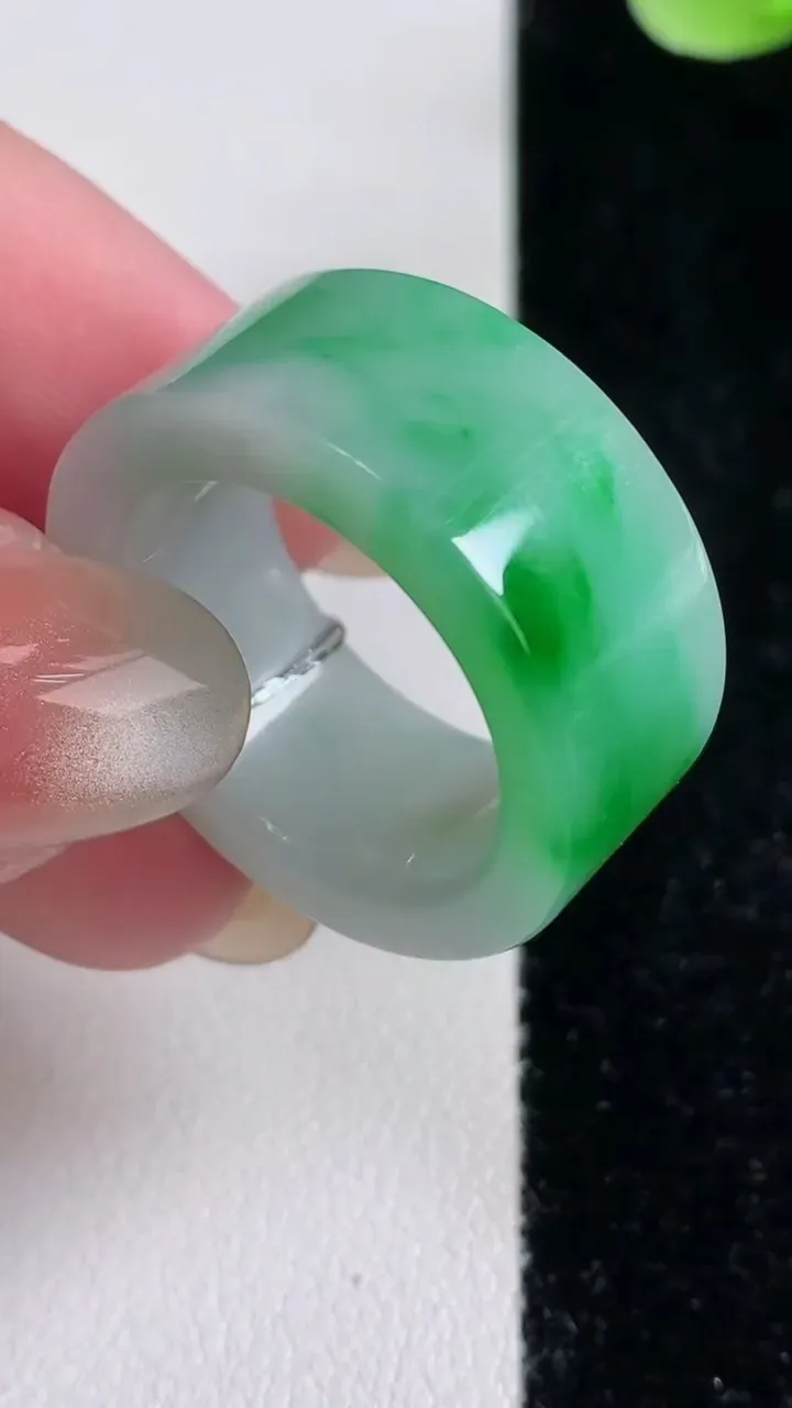 天然A货翡翠指环扳指，尺寸19.6-11.2-3.6，重量:12.00g2025年12月14日
工厂直销收藏佳品,种好水足，色泽均匀，有种有色，上手高大气！