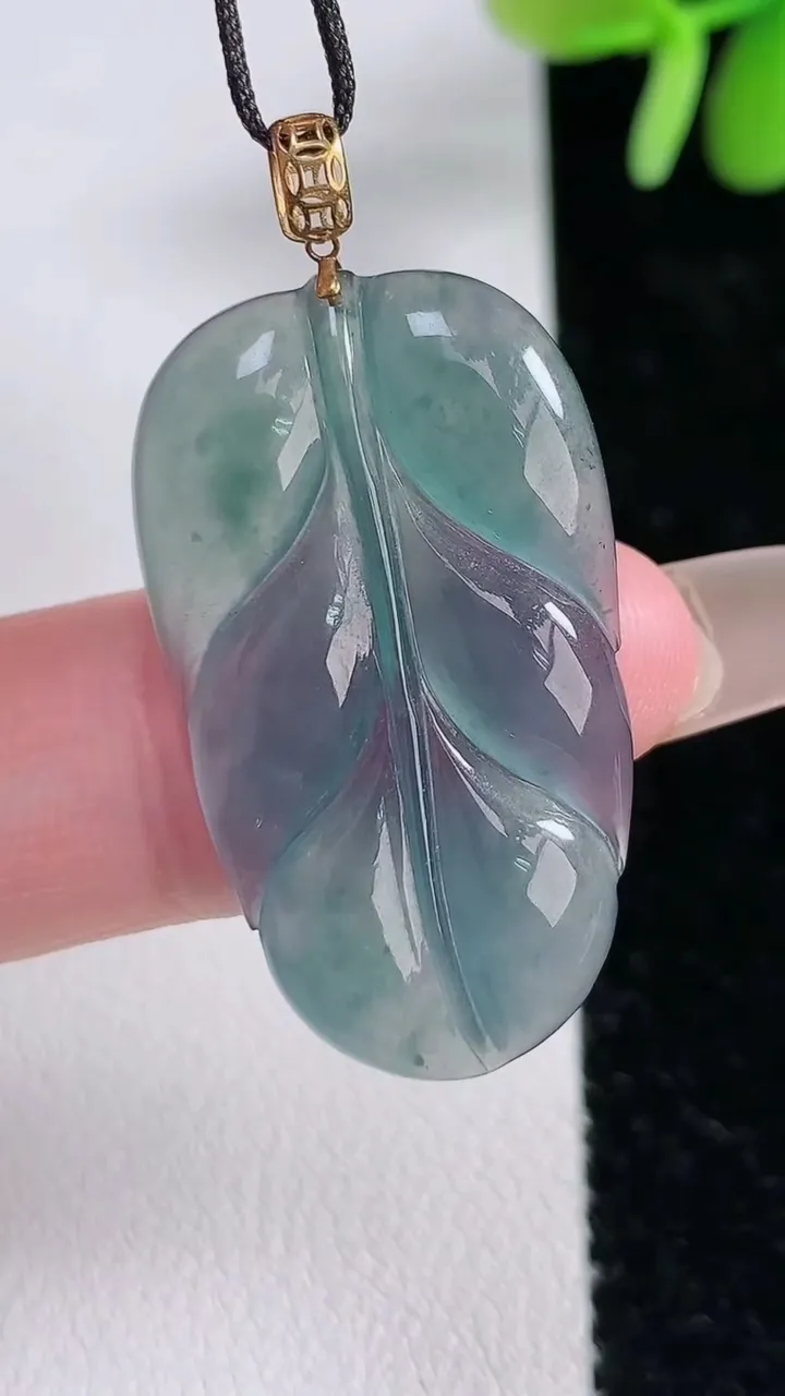 天然A货翡翠18K金蓝水金枝玉叶 叶子吊坠，尺寸38.8-19.3-4，重:5.22g
12月14日