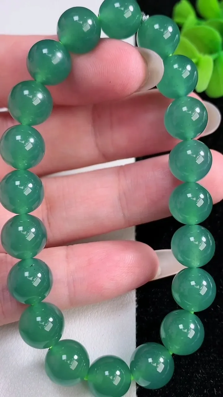 天然A货翡翠圆珠手串，尺寸9.4-20颗，重量:33.89g12月14日
工厂直销收藏佳品,种好水足，色泽均匀，有种有色，上手高大气！