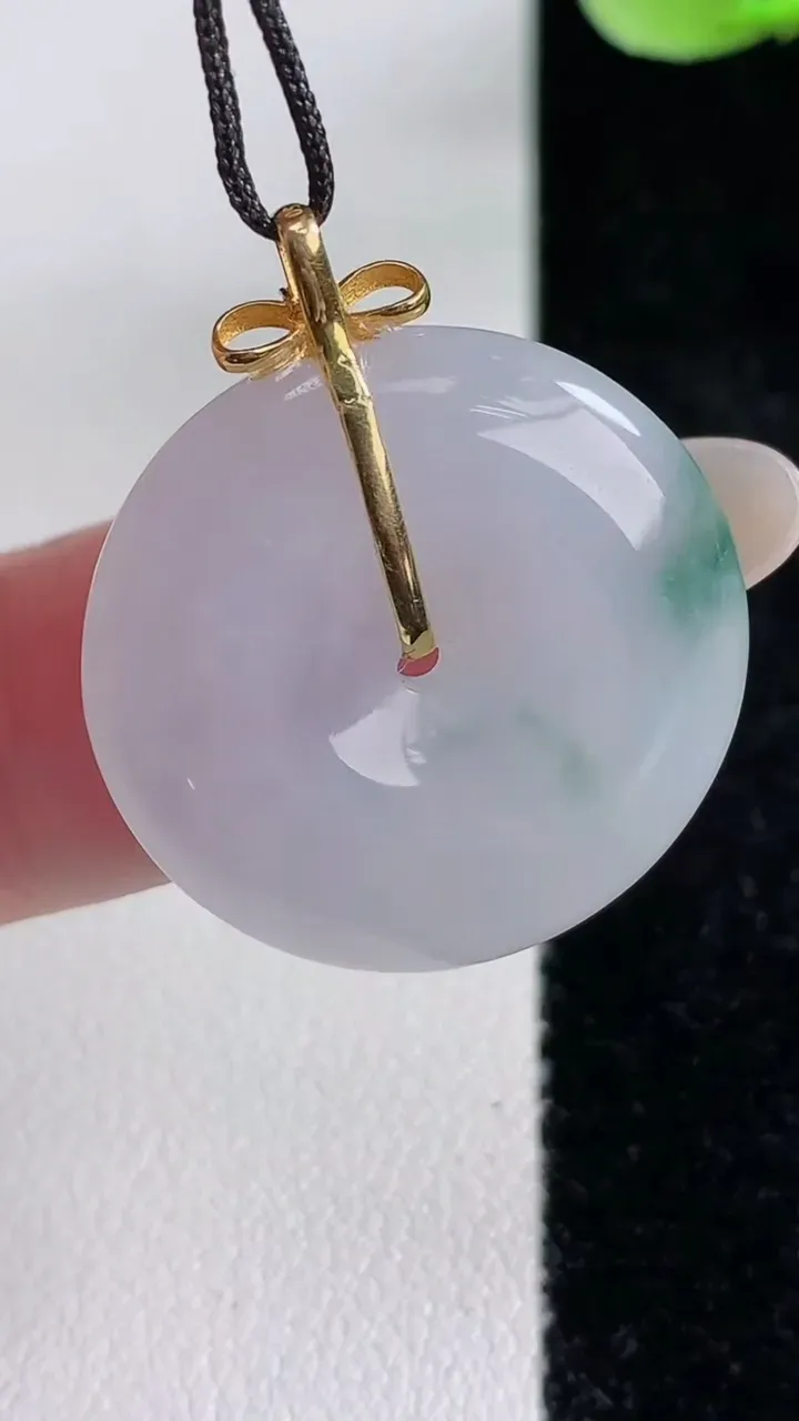 天然A货翡翠种飘花平安扣吊坠，尺寸24.2-5，重量:6.64g
12月14日