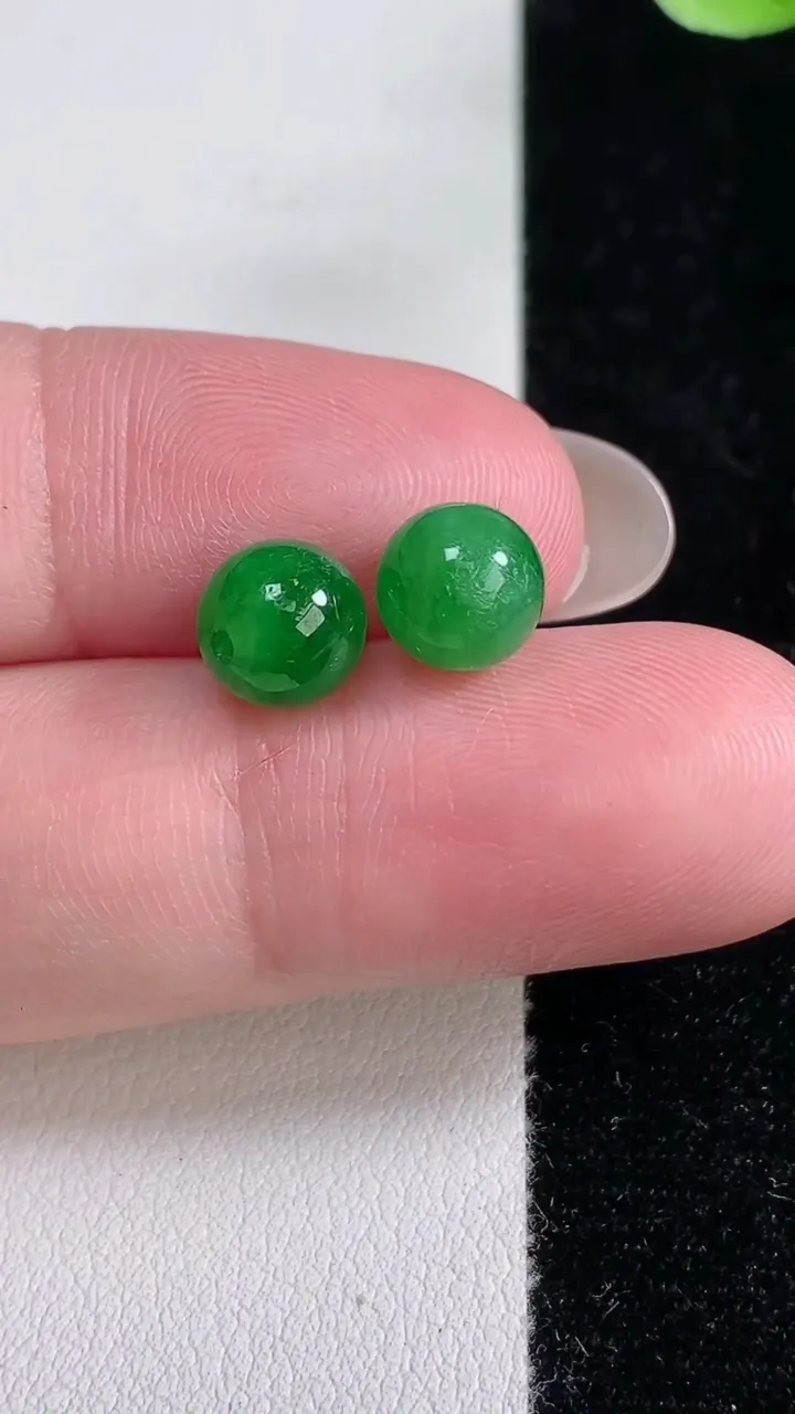 天然A货翡翠圆珠镶嵌件一对，尺寸7.3，重量:1.51g
12月14日