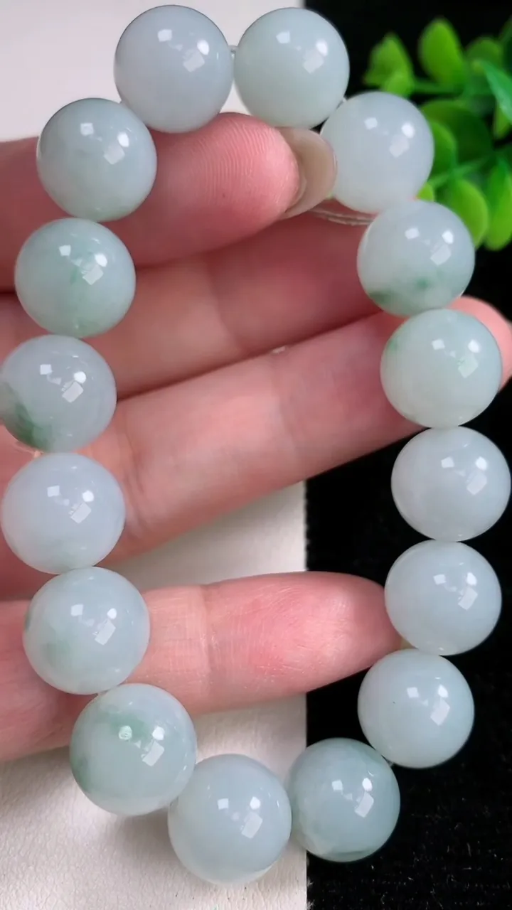 天然A货翡翠圆珠手串，尺寸12.5-16颗，重量:56.70g12月14日
工厂直销收藏佳品,种好水