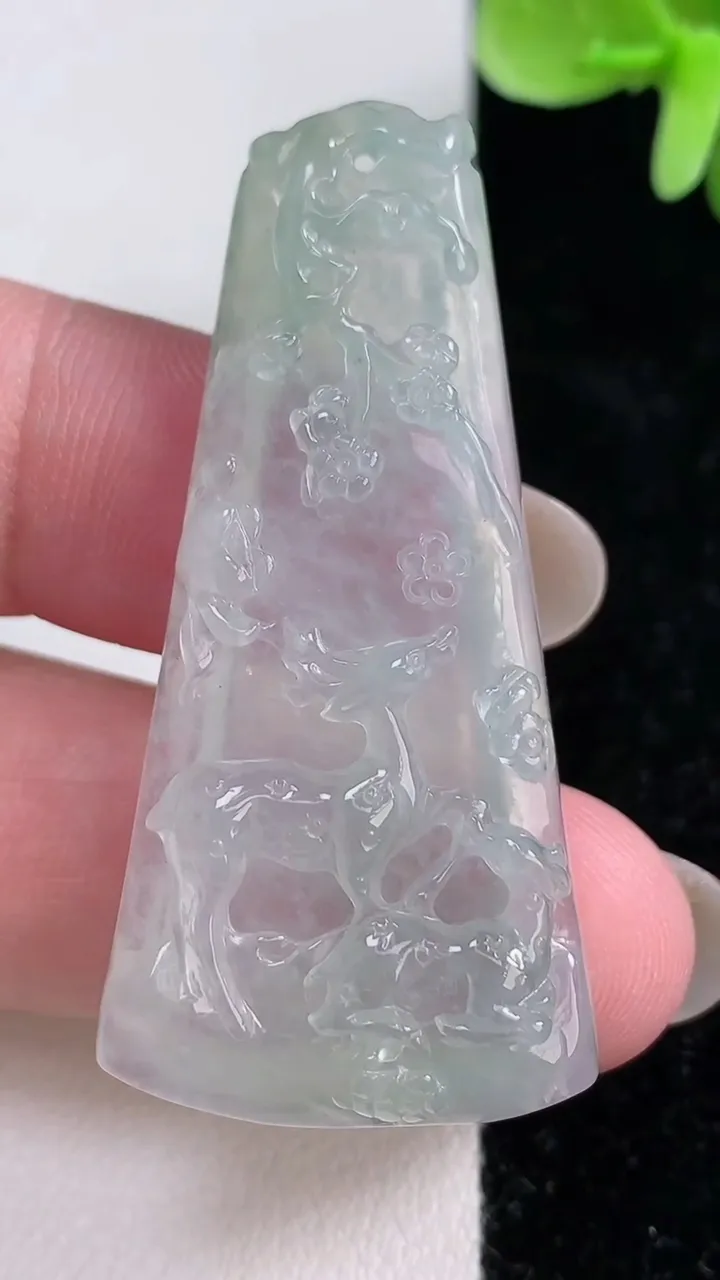 天然A货翡翠梅花鹿吊坠，尺寸48.6-23.6-6.4，重量:12.59g
12月14日