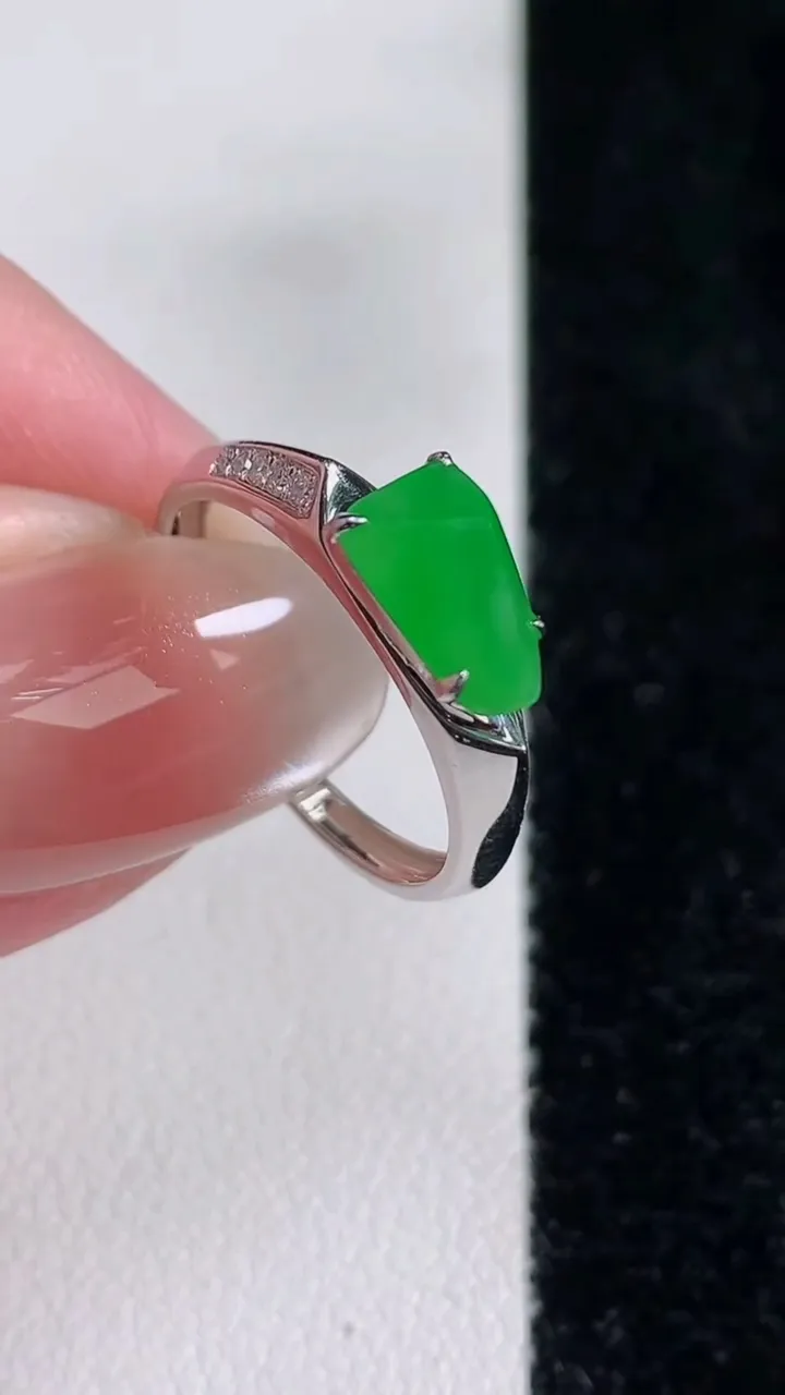 天然A货翡翠随形戒指，尺寸17.6-8.4-5-7.2，重量:1.98g2025年12月14日
工厂