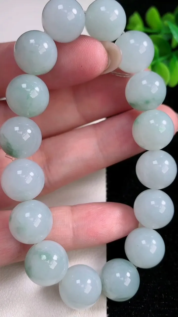 天然A货翡翠圆珠手串，尺寸12.5-16颗，重量:56.70g12月14日
工厂直销收藏佳品,种好水足，色泽均匀，有种有色，上手高大气！