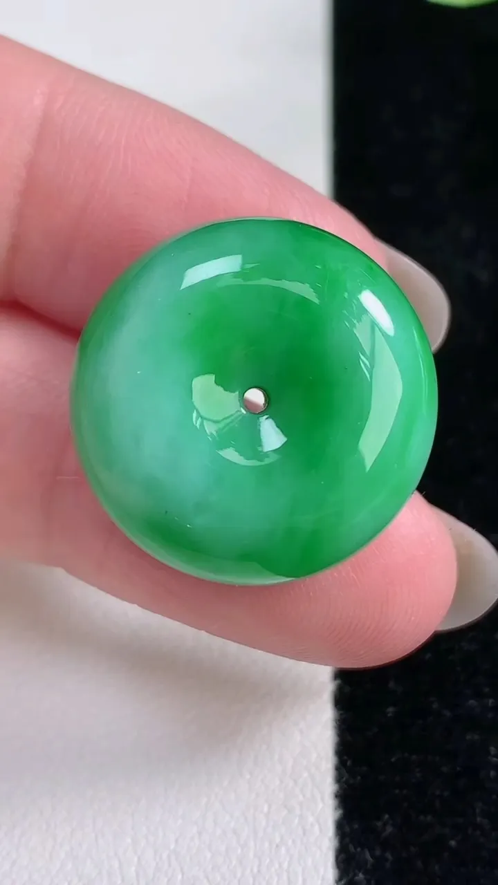 天然A货翡翠路路通吊坠，尺寸21.7-11，重量:13.29g
12月14日