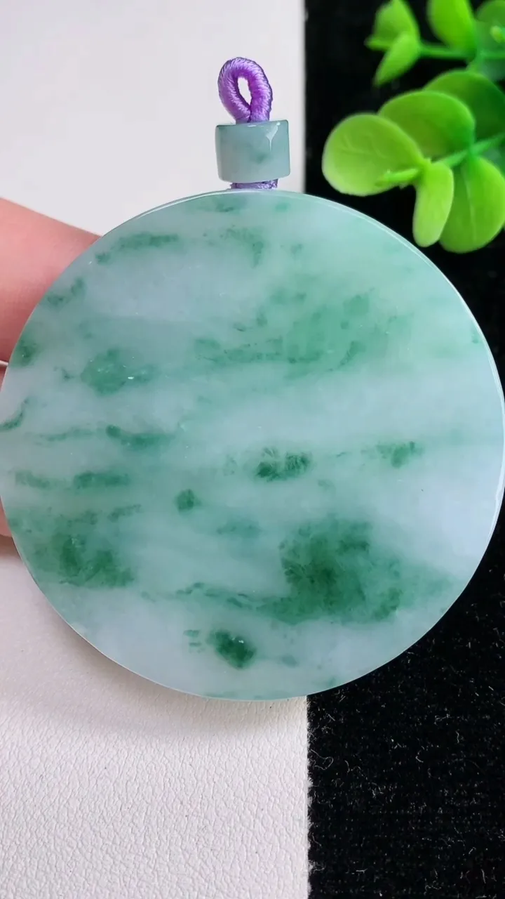 天然A货翡翠飘花无事牌吊坠，尺寸54-5.4，重量:45.34g
12月14日