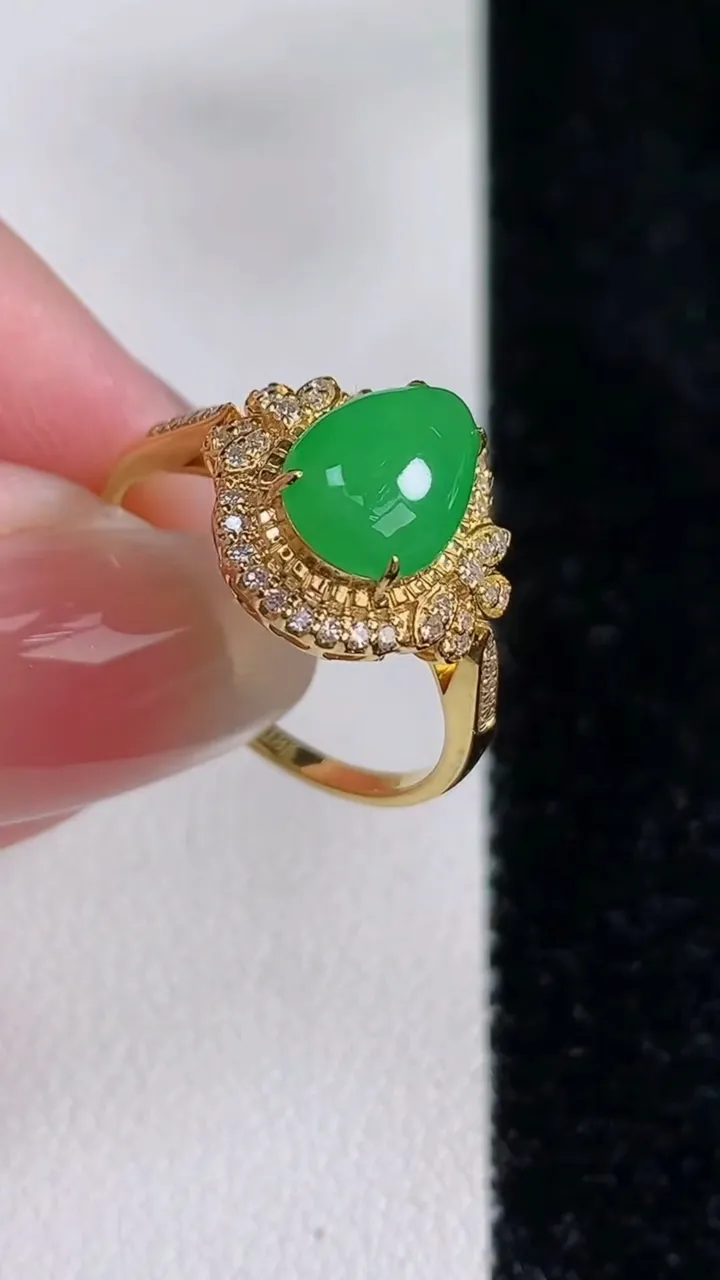 天然A货翡翠水滴戒指，尺寸17.7-9-6.5-6.7，重量:2.36g2025年12月14日
工厂直销收藏佳品,种好水足，色泽均匀，有种有色，上手高大气！