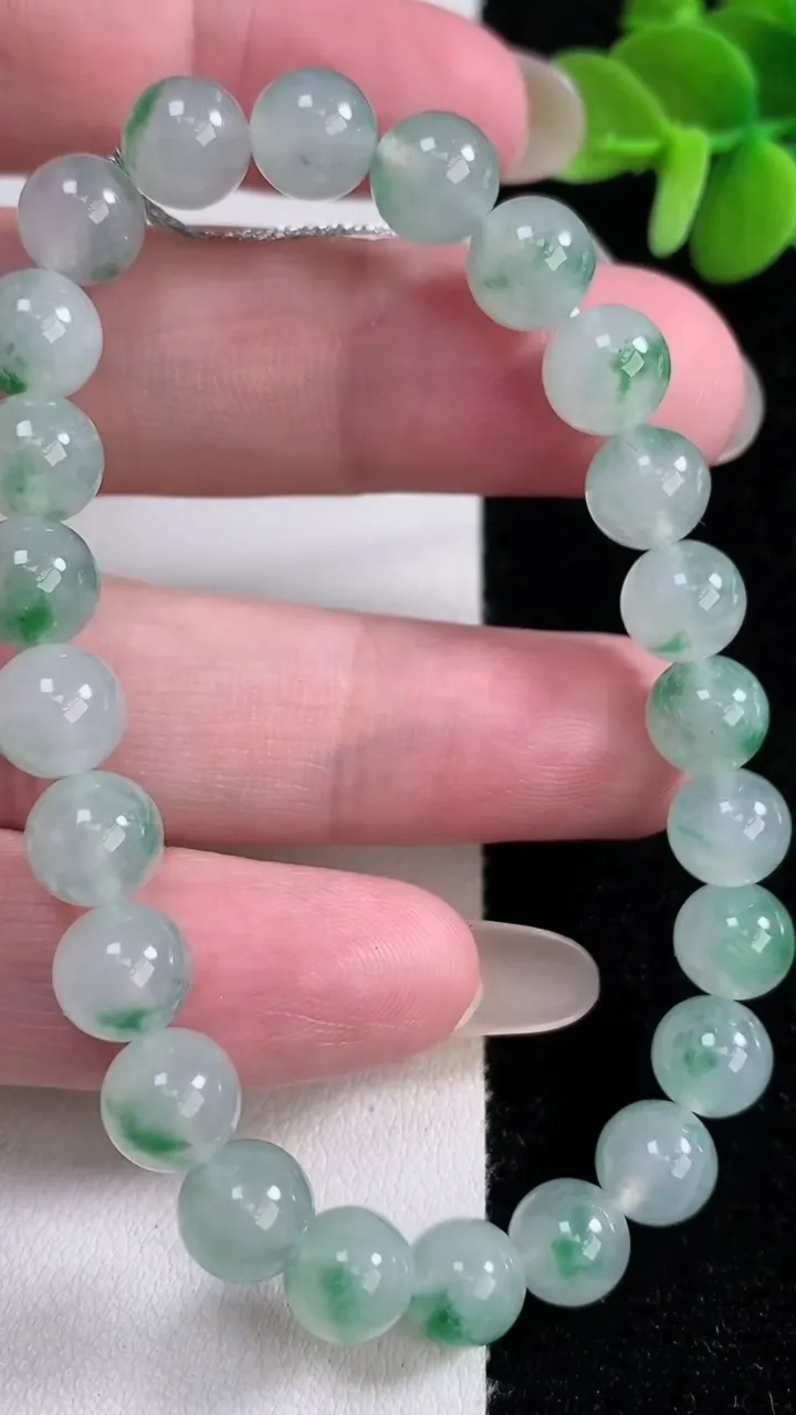 天然A货翡翠圆珠手串，尺寸7.5-24颗，重量:21.45g12月14日
工厂直销收藏佳品,种好水足，色泽均匀，有种有色，上手高大气！