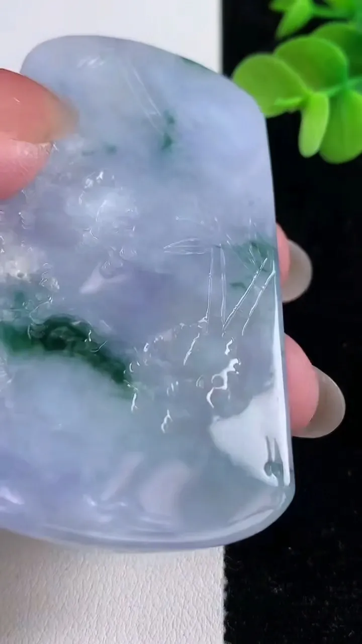 天然A货翡翠牌吊坠，尺寸68-41-4.8，重量:36.93g
12月14日