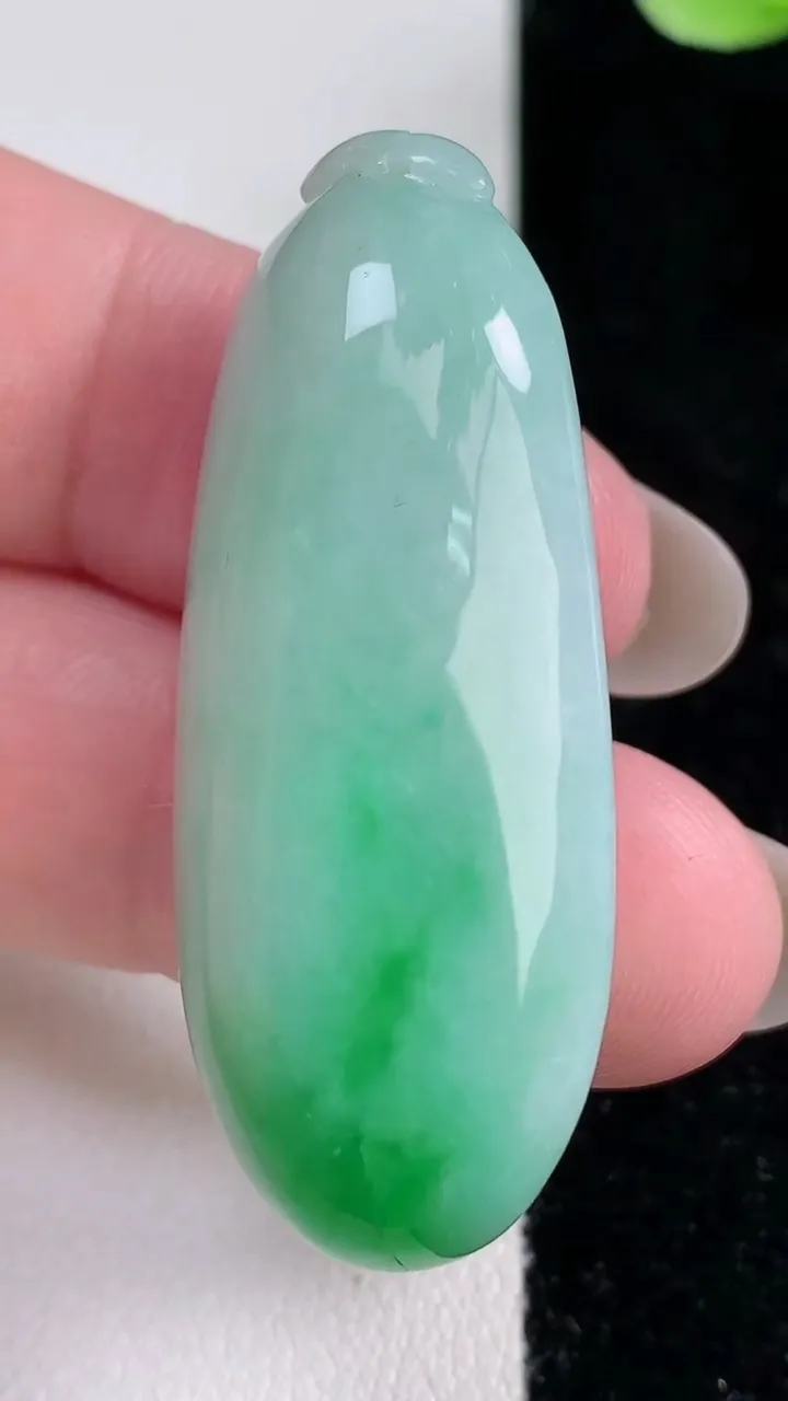 天然A货翡翠福瓜吊坠，尺寸45-18.6-12，重量:19.16g
12月14日