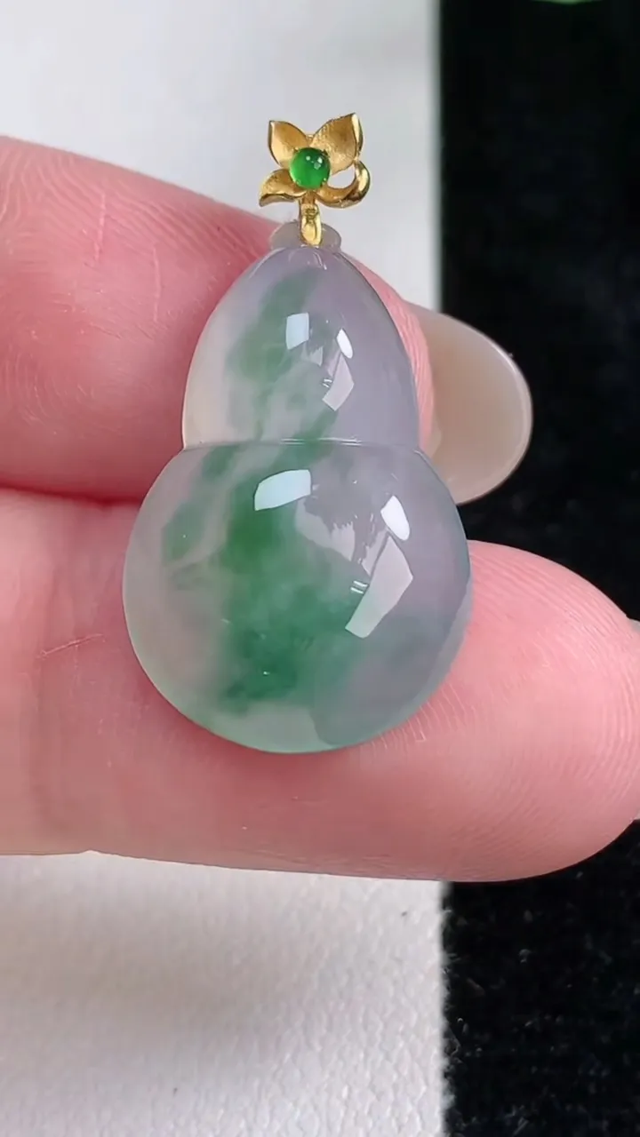 天然A货翡翠种飘花葫芦吊坠，尺寸23.2-15-5.2，重量:3.28g
12月14日