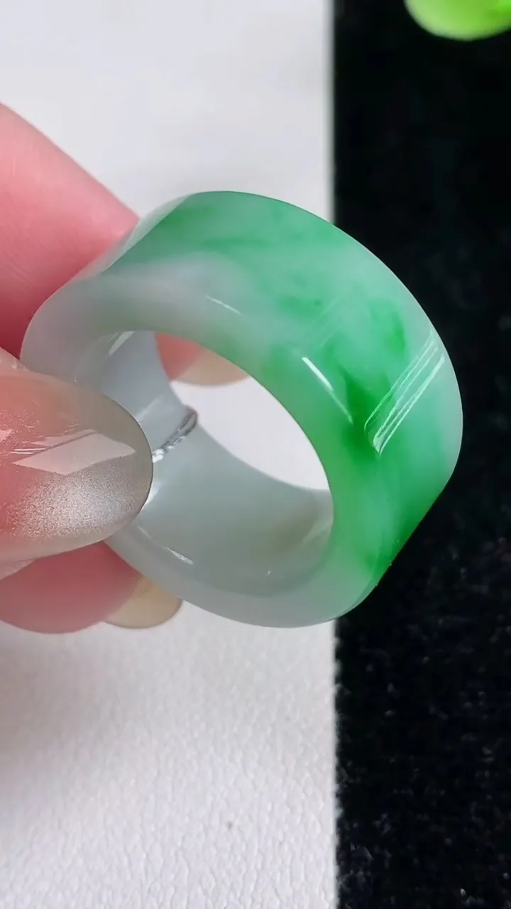 天然A货翡翠指环扳指，尺寸19.6-11.2-3.6，重量:12.00g2025年12月14日
工厂