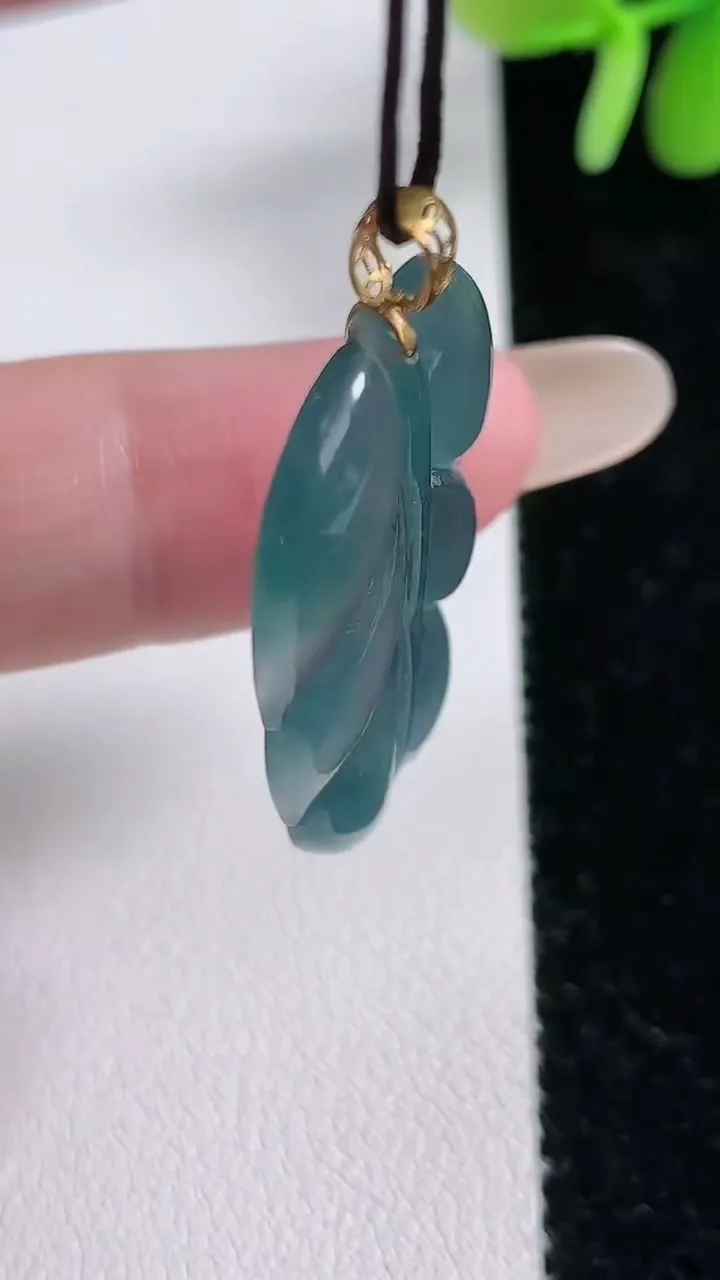 天然A货翡翠18K金蓝水金枝玉叶 叶子吊坠，尺寸38.8-19.3-4，重:5.22g
12月14日