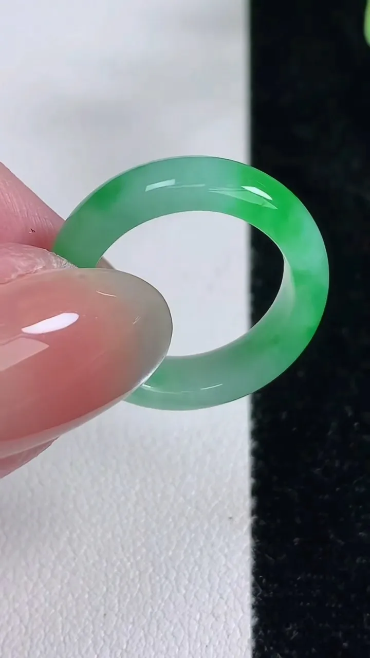 天然A货翡翠指环戒指，尺寸17-5-3，重量:3.43g2025年12月14日
工厂直销收藏佳品,种好水足，色泽均匀，有种有色，上手高大气！