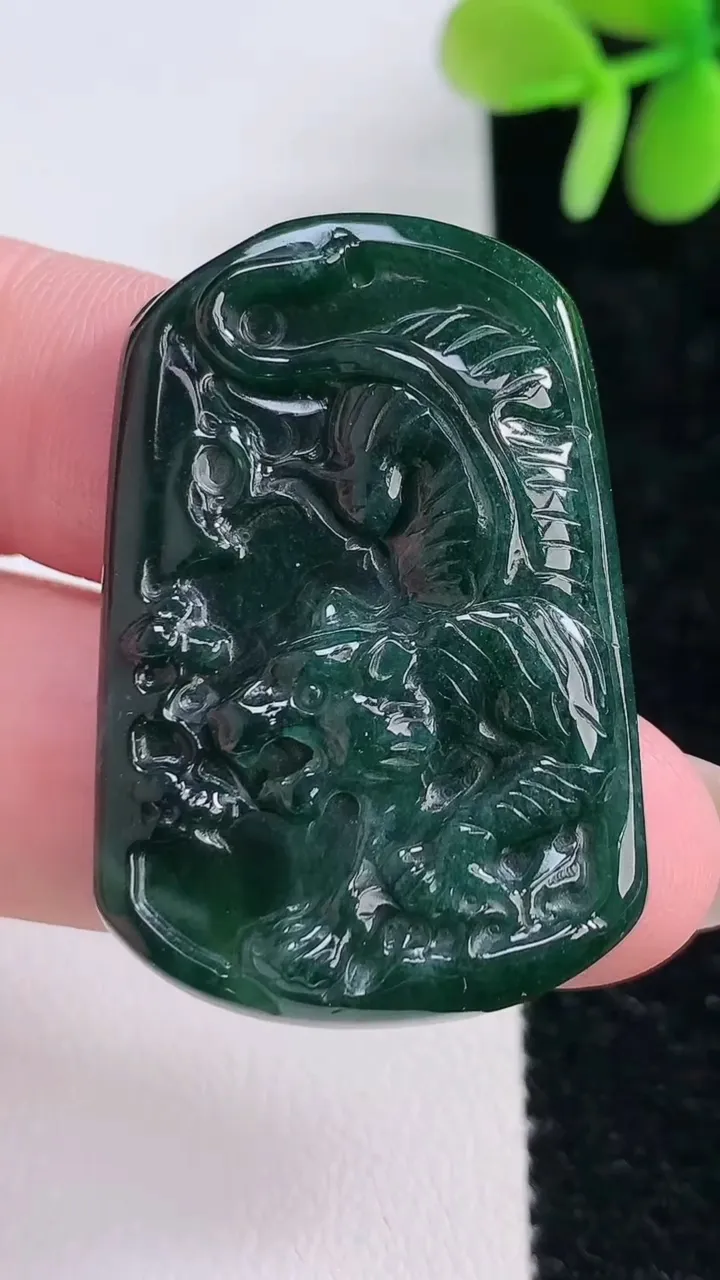 天然A货翡翠生肖虎吊坠，尺寸40.3-27.3-5.7，重:12.18g
12月14日