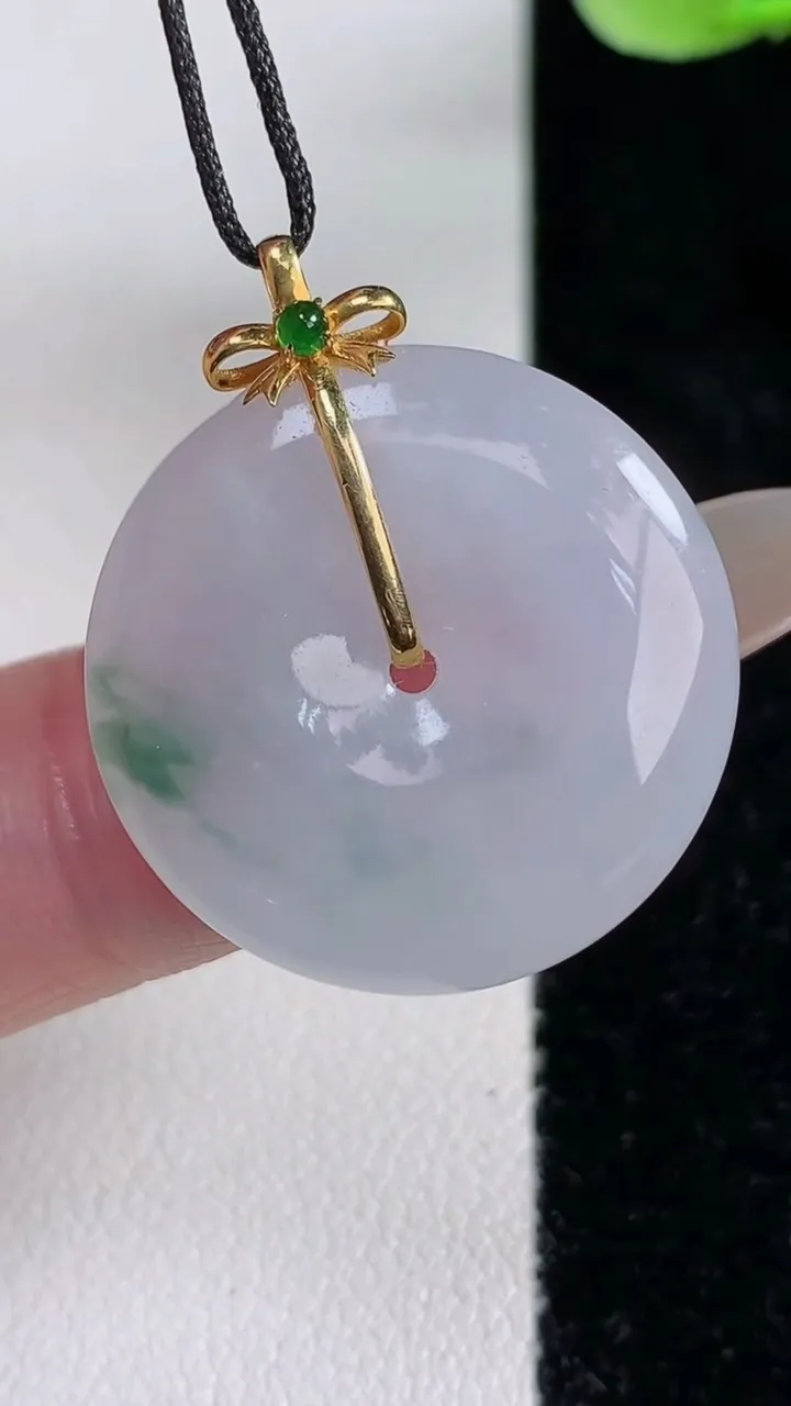 天然A货翡翠种飘花平安扣吊坠，尺寸24.2-5，重量:6.64g
12月14日