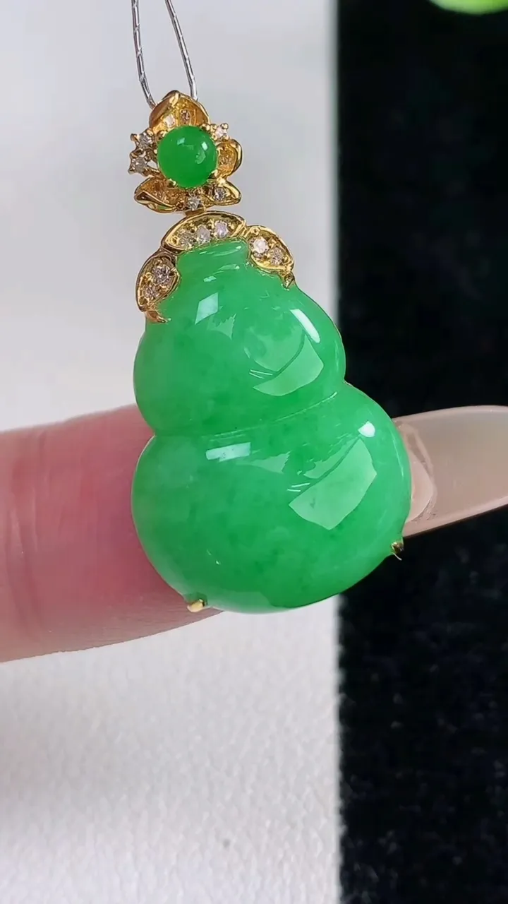 天然A货翡翠葫芦吊坠，尺寸29.2-20.6-15.5-7.5，重量:4.13g
12月14日