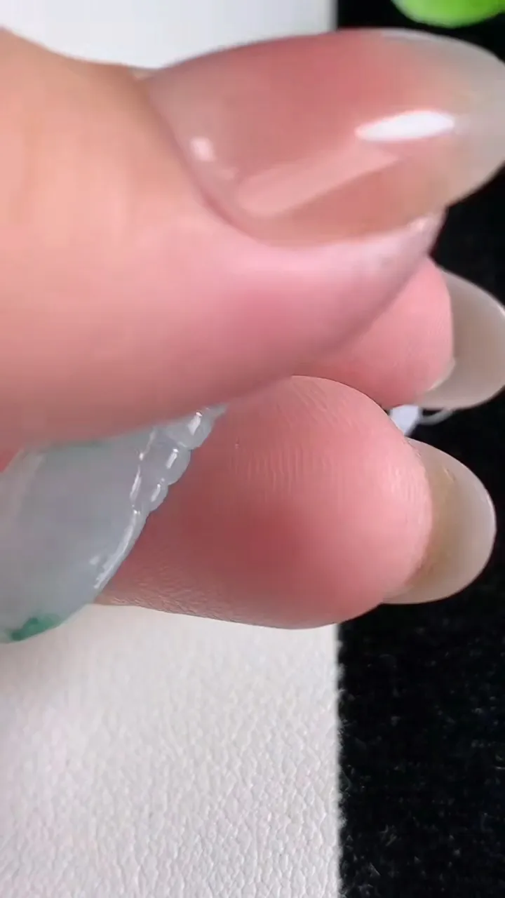 天然A货翡翠种飘花福瓜吊坠，尺寸39-13.5-5.2，重量:5.70g
12月14日