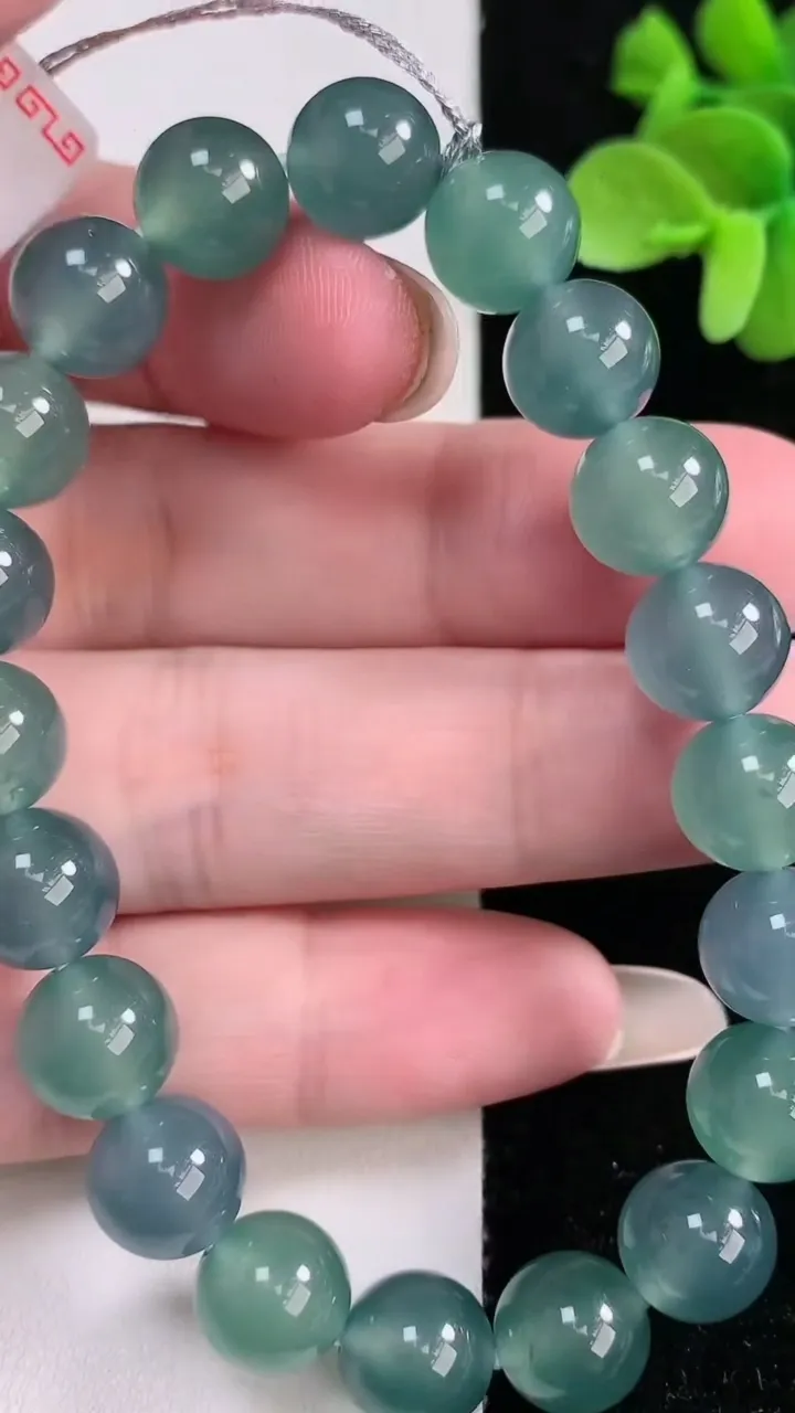 天然A货翡翠圆珠手串，尺寸9.3-20颗，重量:32.98g12月14日
工厂直销收藏佳品,种好水足，色泽均匀，有种有色，上手高大气！