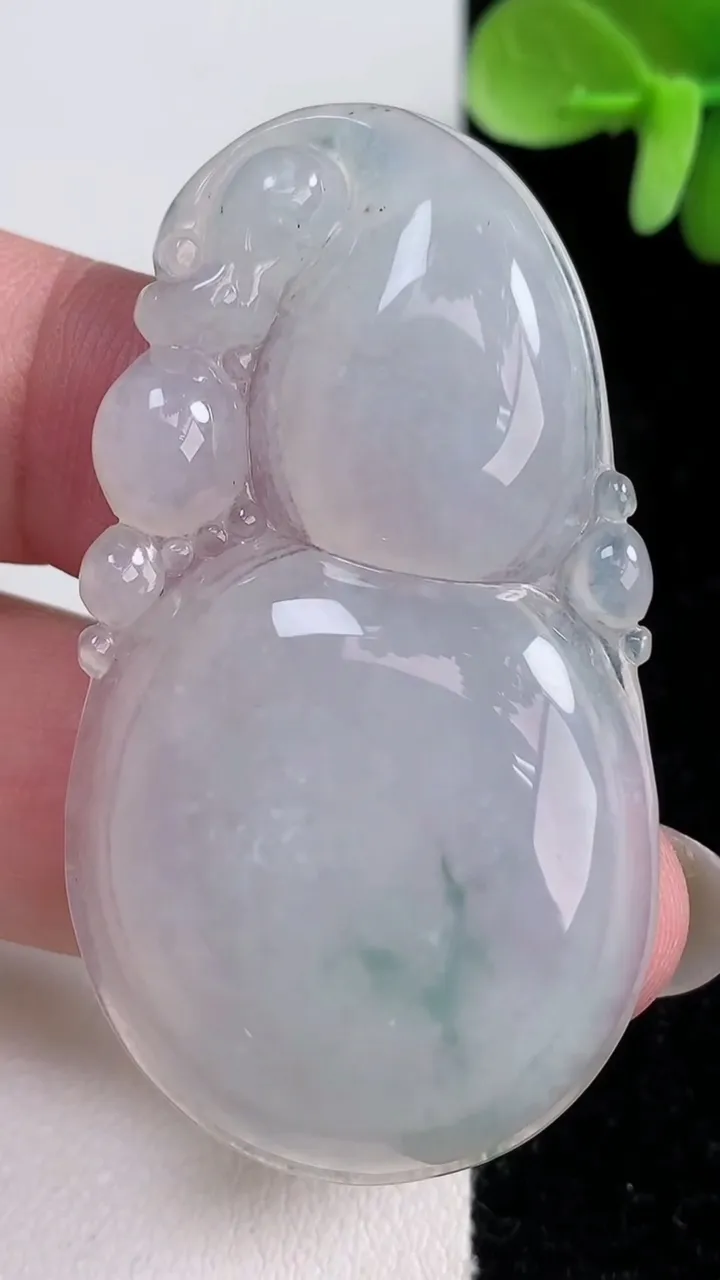 天然A货翡翠冰种飘花葫芦吊坠，尺寸53.3-29.3-6，重量:16.83g
12月14日