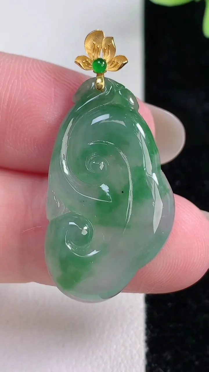 天然A货翡翠如意吊坠，尺寸30.7-18-3.7，重量:4.37g
12月14日