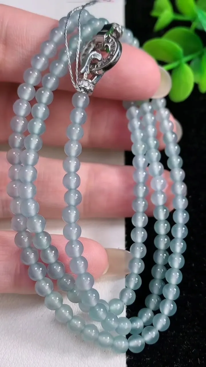 天然A货翡翠种蓝水小米珠项链，尺寸4-138颗，重量:21.30g12月14日
工厂直销收藏佳品,种好水足，色泽均匀，有种有色，上手高大气！