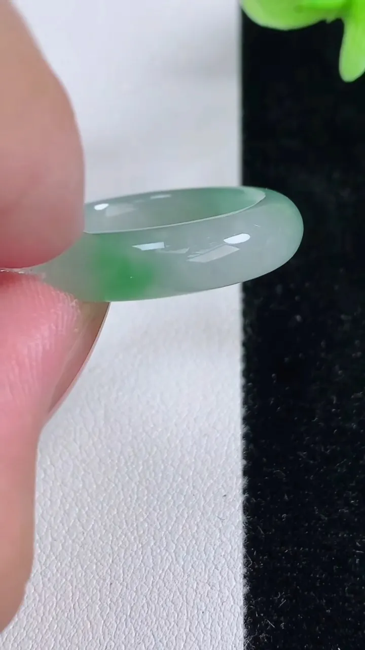 天然A货翡翠指环戒指，尺寸19.5-5.8-4，重量:5.59g2025年12月14日
工厂直销收藏佳品,种好水足，色泽均匀，有种有色，上手高大气！