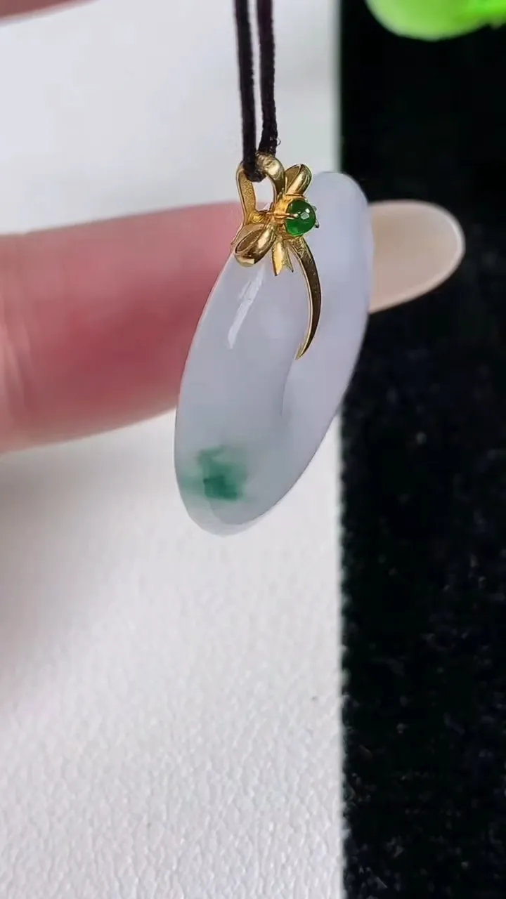 天然A货翡翠种飘花平安扣吊坠，尺寸24.2-5，重量:6.64g
12月14日