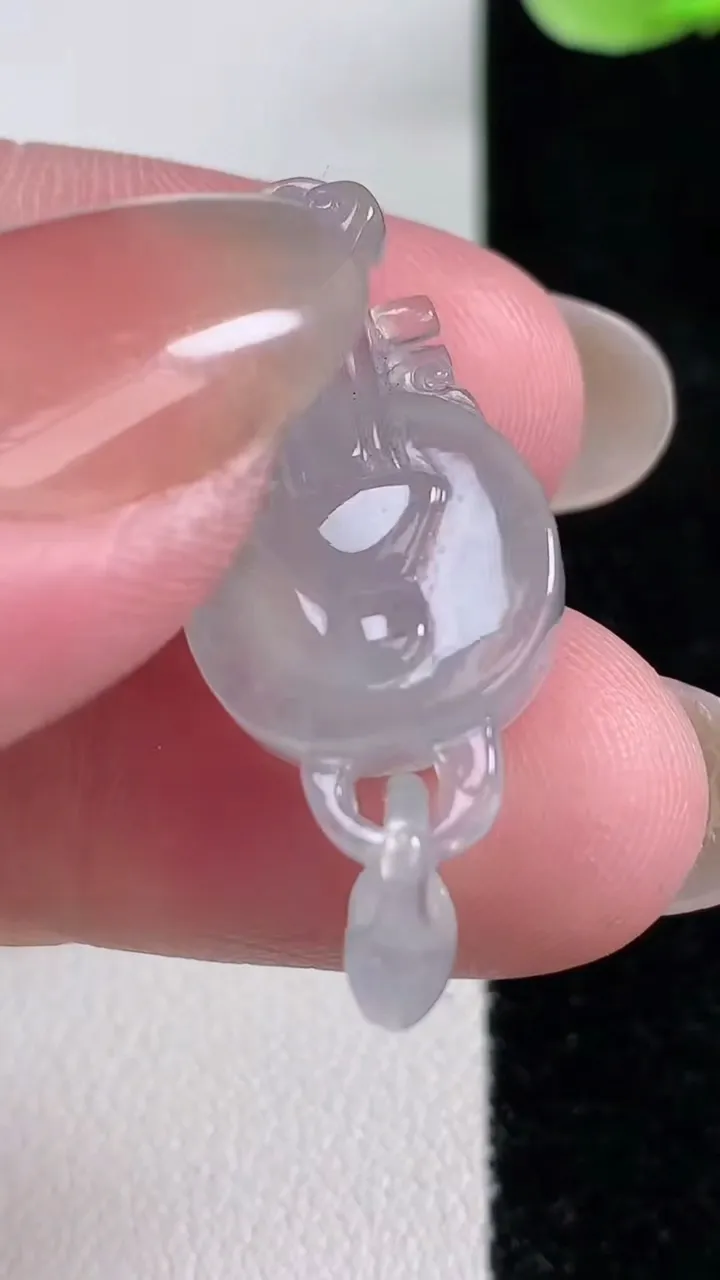 天然A货翡翠琵琶吊坠，尺寸27.8-14-5.7，重量:4.09g
212月14日