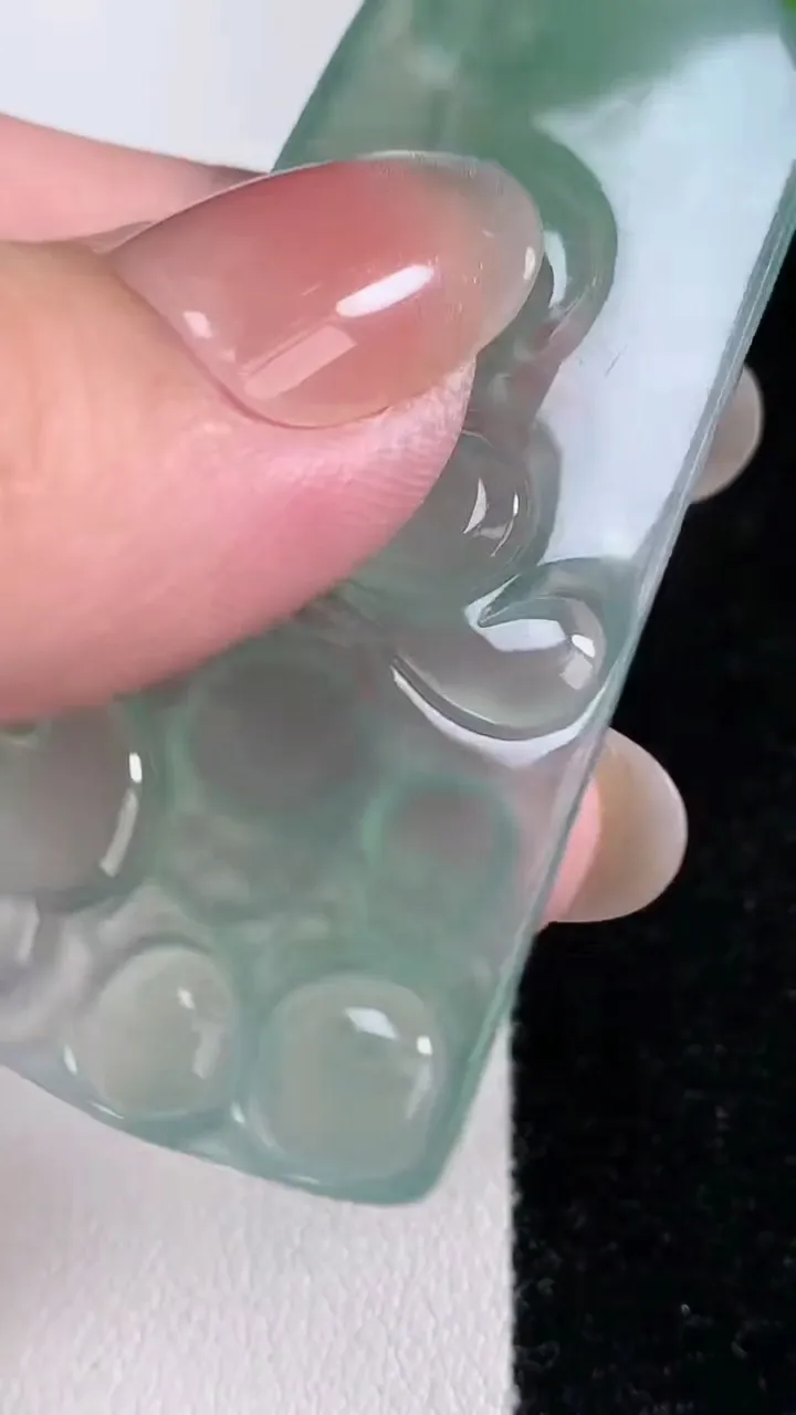 天然A货翡翠逍遥佛吊坠，尺寸58.6-28.8-3.2，重量:13.00g
12月14日