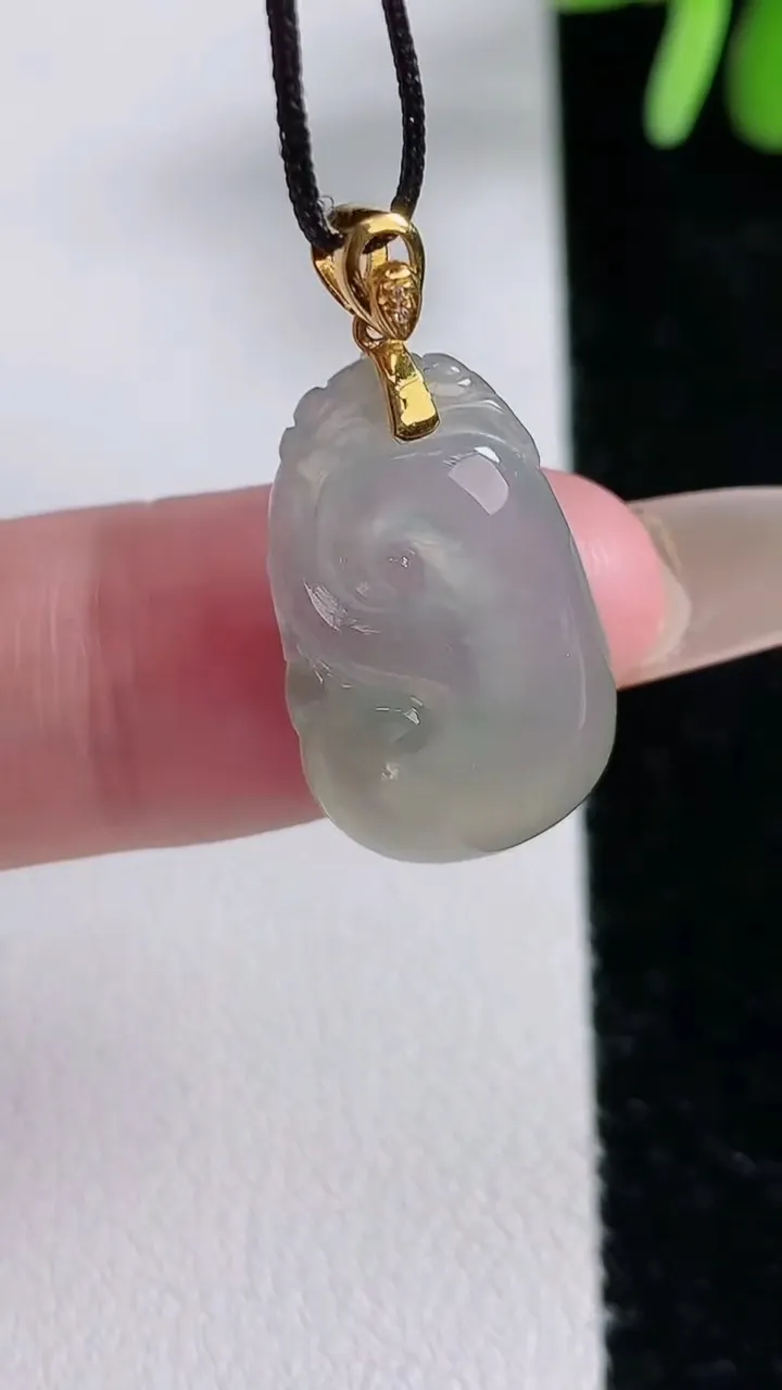 天然A货翡翠如意吊坠，尺寸22-13.3-4.5，重:2.53g
12月14日