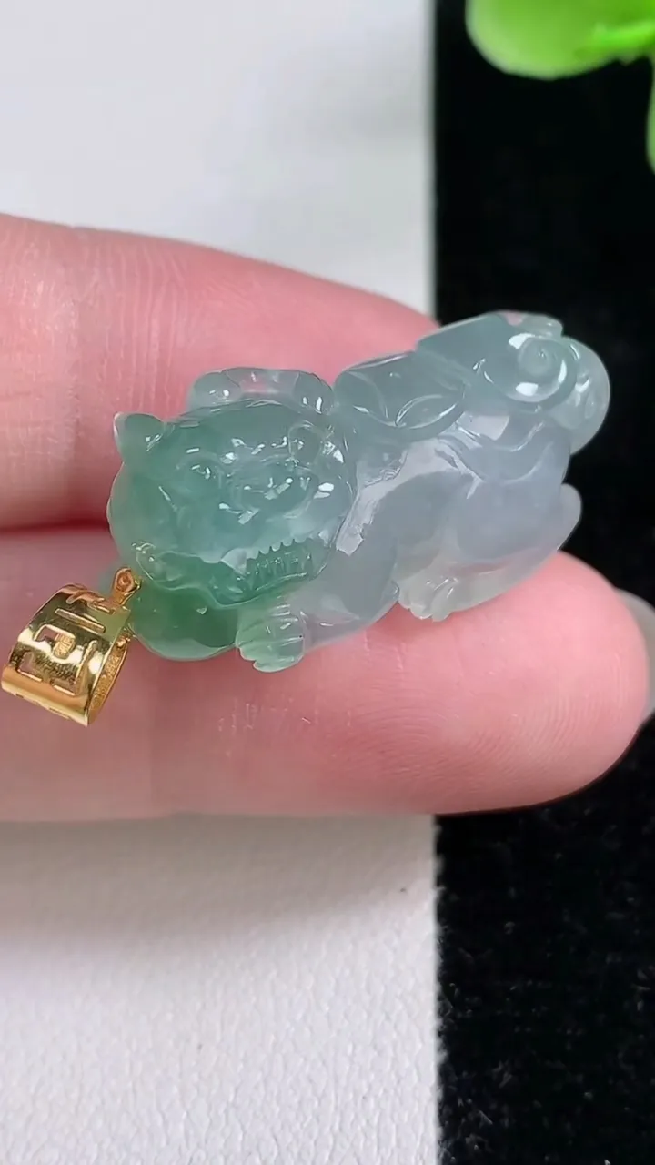 天然A货翡翠种飘花貔貅吊坠，尺寸28.2-13.5-10.4，重量:8.64g
12月14日
