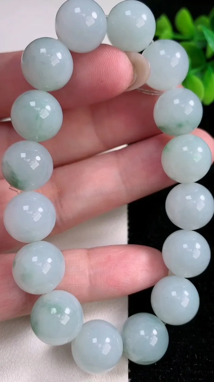 天然A货翡翠圆珠手串，尺寸12.5-16颗，重量:56.70g12月14日
工厂直销收藏佳品,种好水