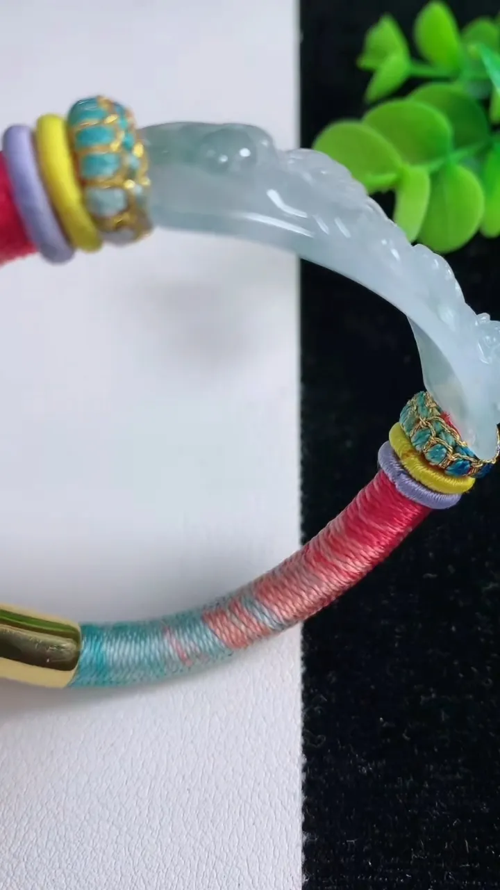 天然A货翡翠冰种飘花蝙蝠手绳，尺寸43.5-15.8-4.4，重量:19.68g
12月14日