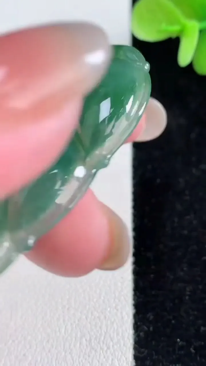 天然A货翡翠金枝玉叶 叶子吊坠，尺寸53-31.6-5.8，重量:17.58g
12月14日