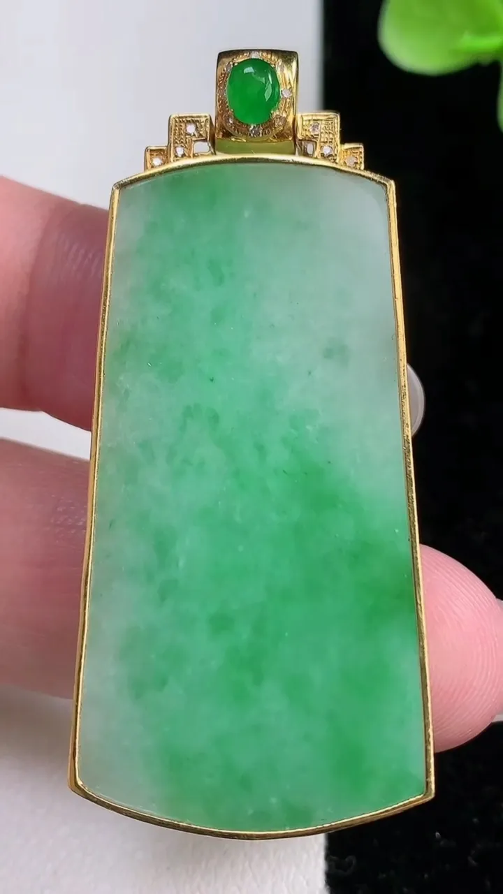 天然A货翡翠无事牌吊坠，尺寸54.6-44-24-4.8，重量:15.76g
12月14日