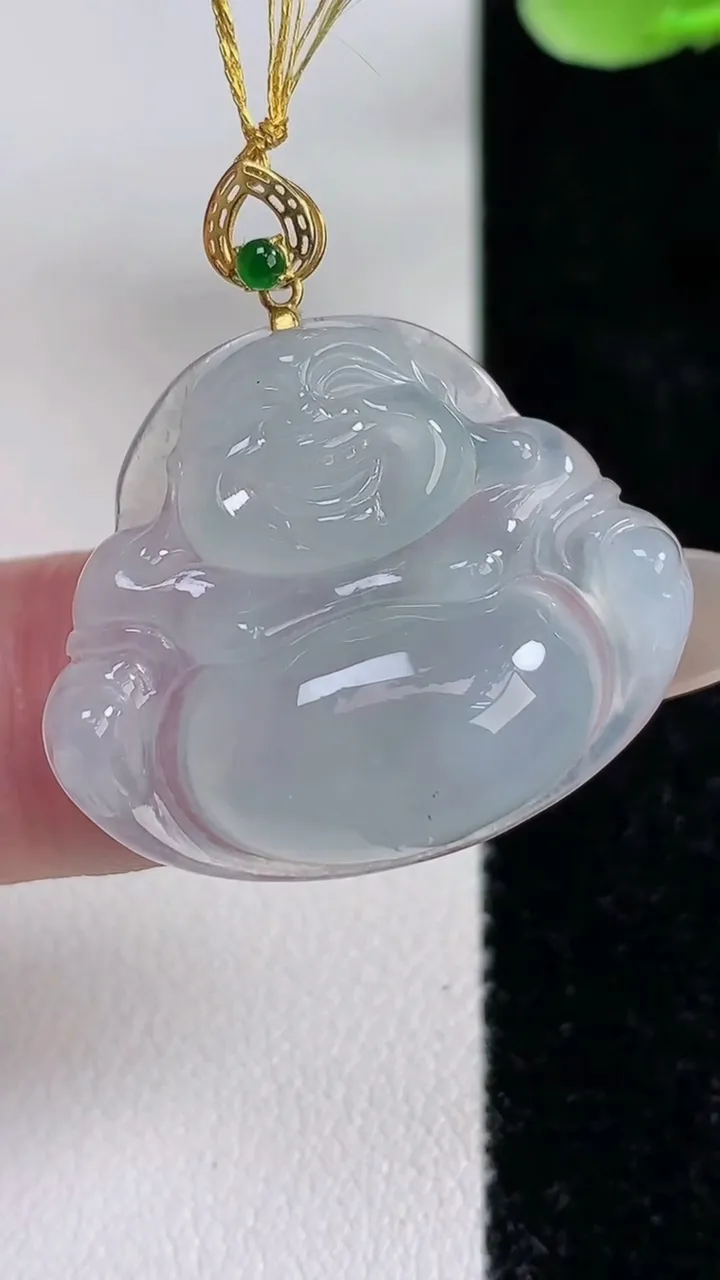 天然A货翡翠种白冰佛公吊坠，尺寸23.5-28.4-5.7，重量:5.68g
12月14日