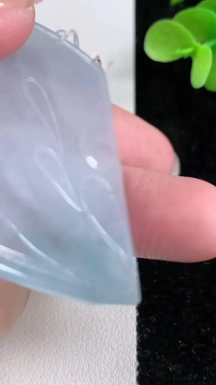 天然A货翡翠大势至菩萨吊坠，尺寸57.7-38.7-5.2，重量:26.64g
12月14日